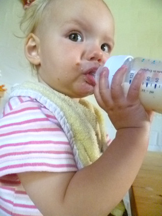 Mila trinkt Milch.