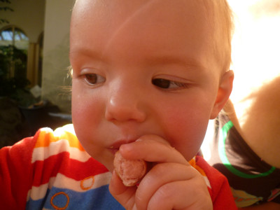 Mila isst ein Würstchen.