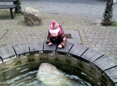 Mila am Brunnen in Höxter.