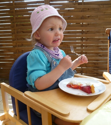Mila isst Omas Erdbeerkuchen.