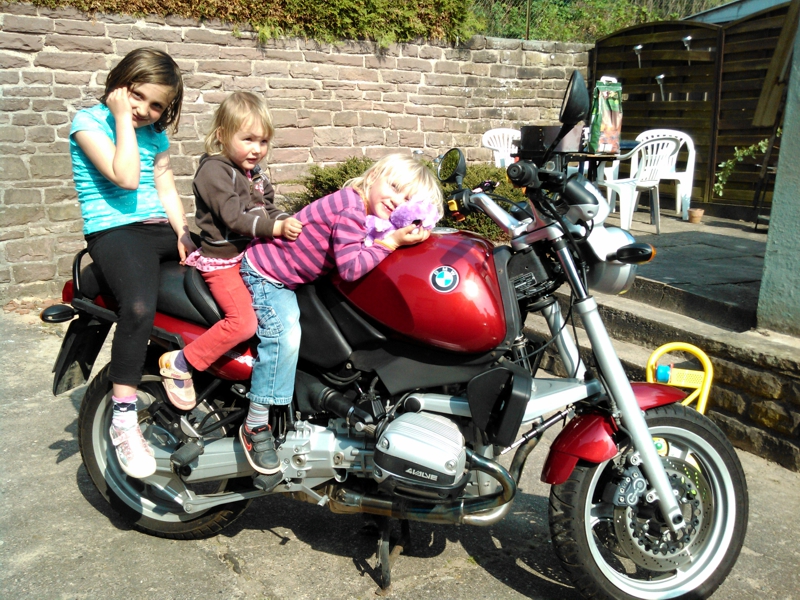 Mila mit Michelle und Laura auf dem Motorrad.