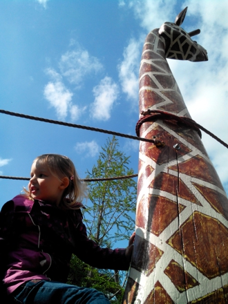 Mila auf einer Giraffe