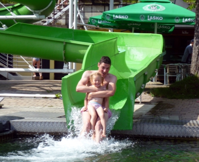 Mila und Papa auf der Wasserrutsche