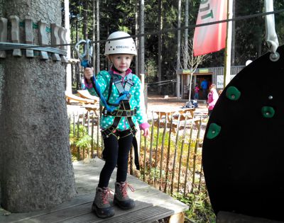 Mila im Kletterpark