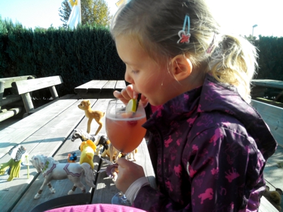 Mila und ein Kindercocktail